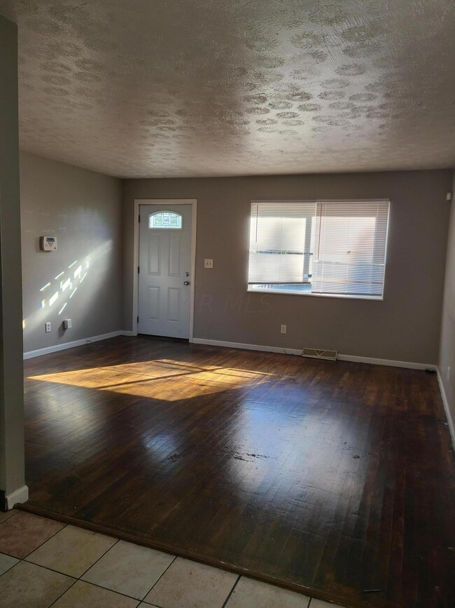 1620 Arlington living roo