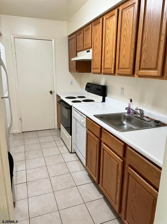 804 Sugar Bush Ct unit 8D, Mays Landing, NJ 08330 - photo 3