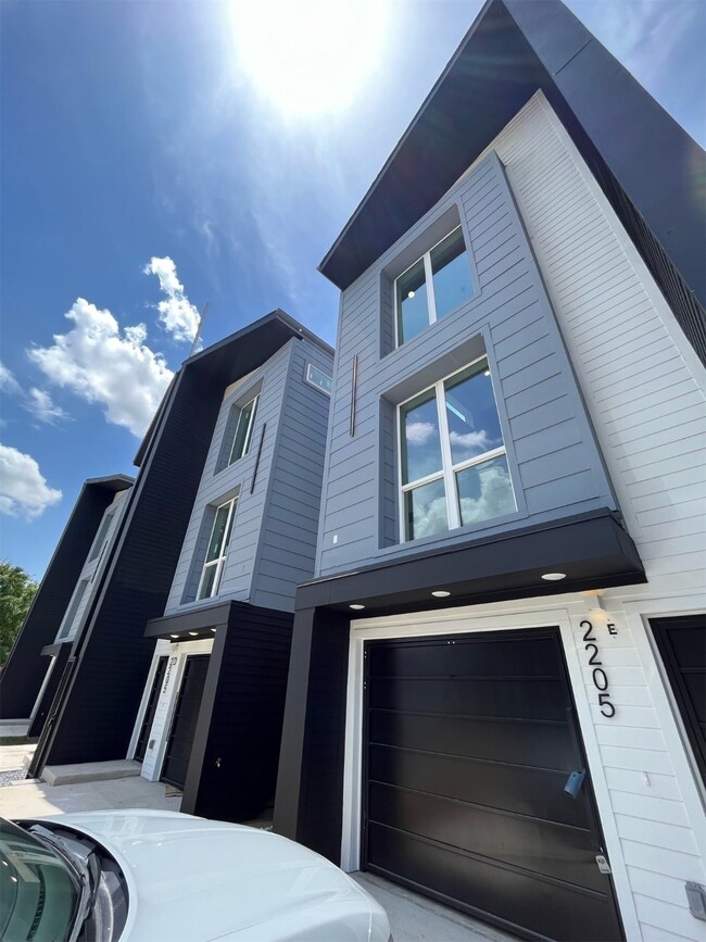 2205 Staples St unit B, Houston, TX 77026 - photo 2