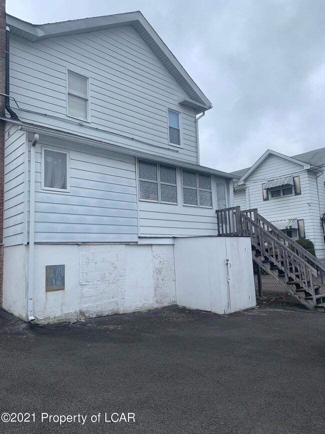 216 Stanton St, Wilkes Barre, PA 18702 - photo 2