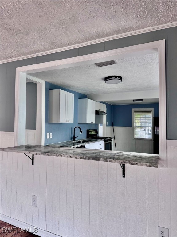 Kitchen with a textured ceiling, stainless steel r