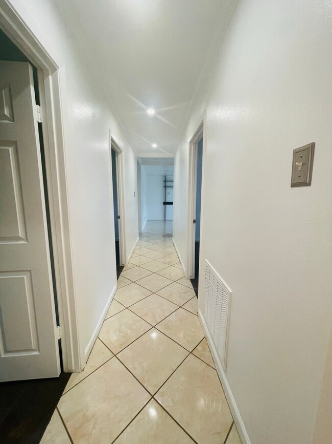 6411 King Post Dr, Houston, TX 77088 - photo 4