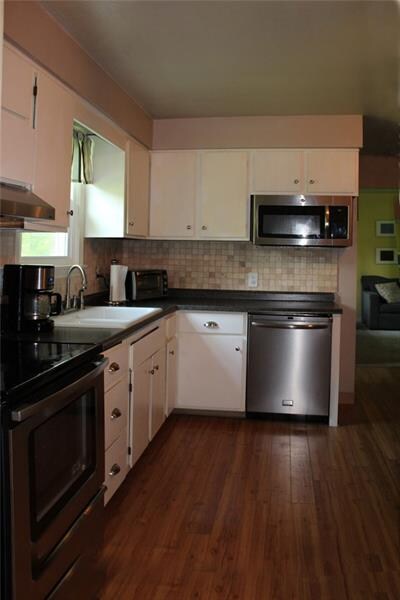 Newer appliances, backsplash and hard wood floors 