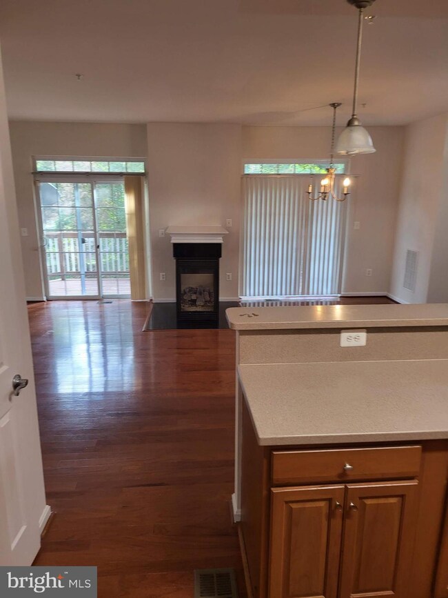 13945 Hollow Wind Way unit 101, Woodbridge, VA 22191 - photo 4