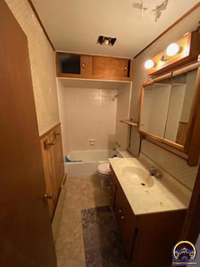 722 SW 8th Ave, Topeka, KS 66603 - photo 5