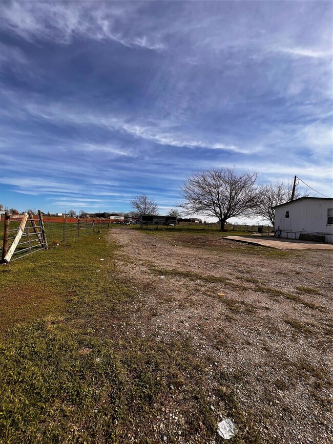 110 Crockett Rd, Weatherford, TX 76088 - photo 4