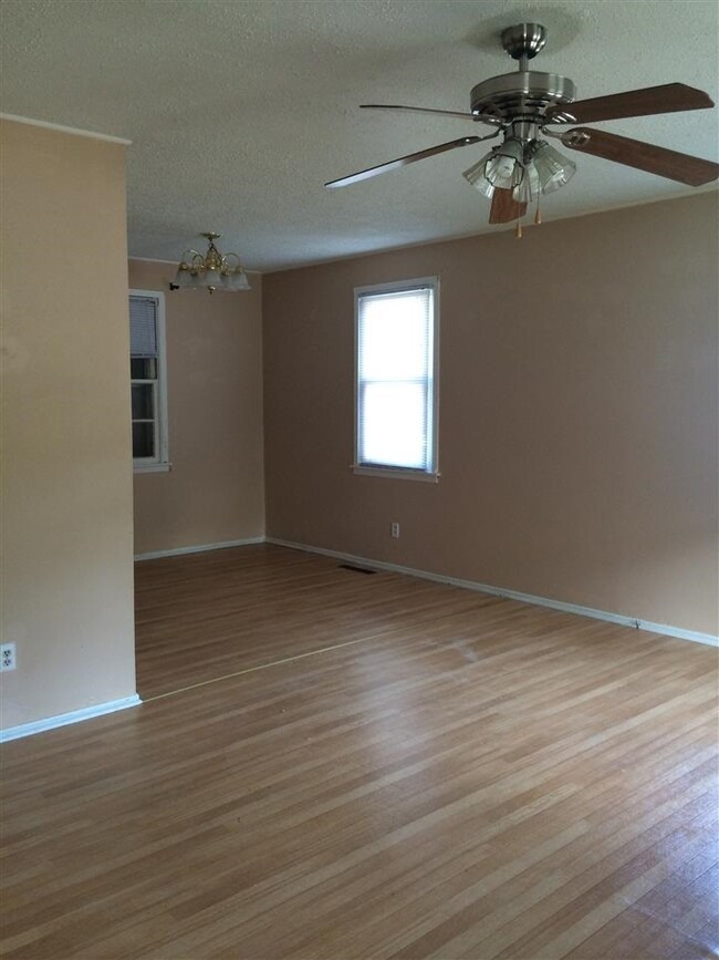 519 Henderson Dr, Jacksonville, NC 28540 - photo 3