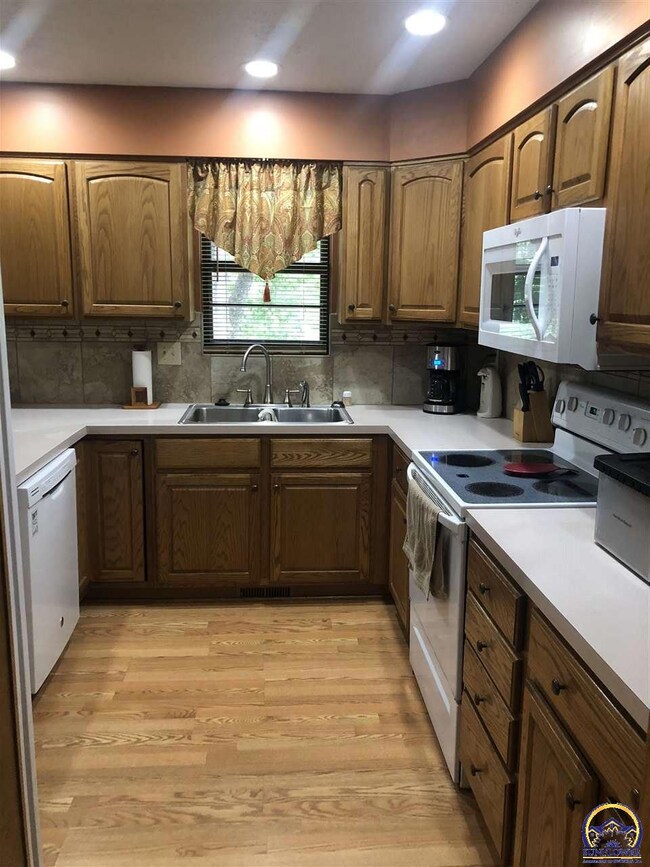 2131 SW Mission Hills Rd, Topeka, KS 66614 - photo 6