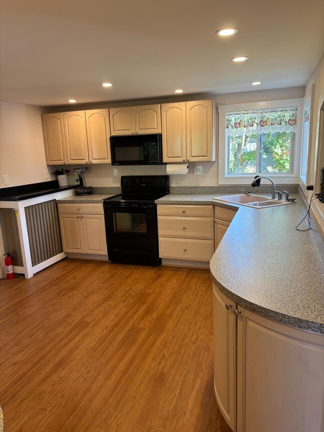 121 Pearl St, Rutland, VT 05701 - photo 2