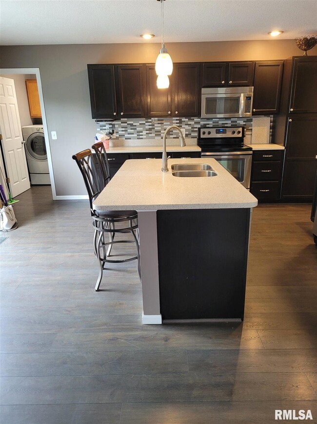 3219 Fieldcrest Dr, Davenport, IA 52806 - photo 2