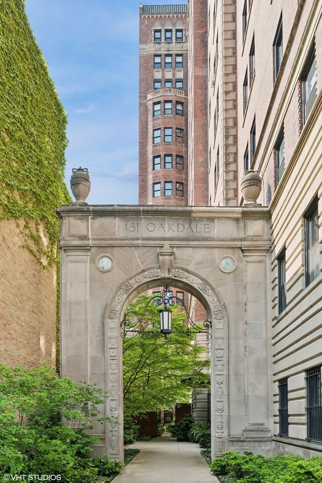 unlisted-address, Chicago, IL 60657 - photo 2