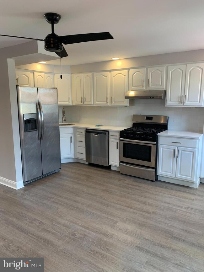 1131 Oakwood Dr, Glenolden, PA 19036 - photo 4