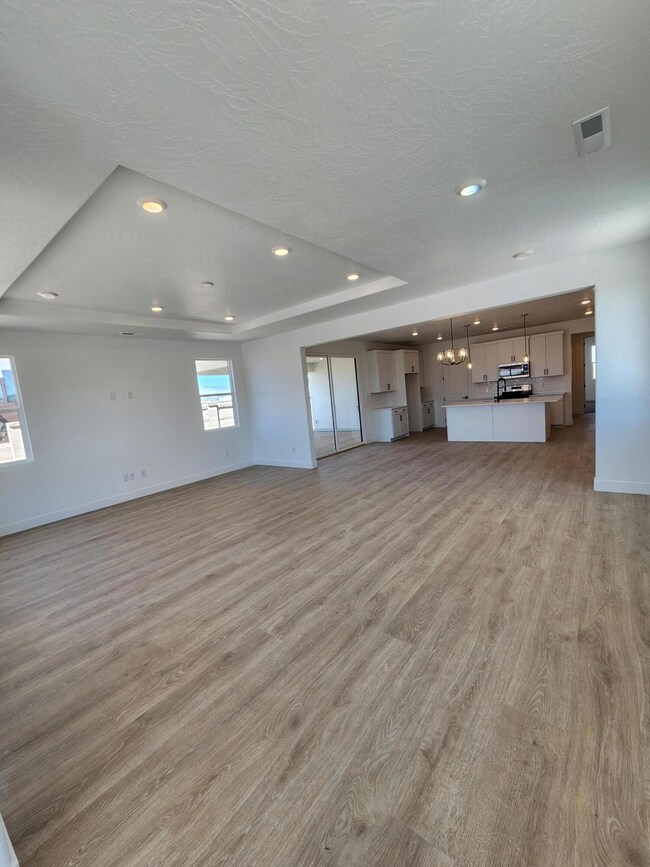 DC 337 living rm-dining-kitchen