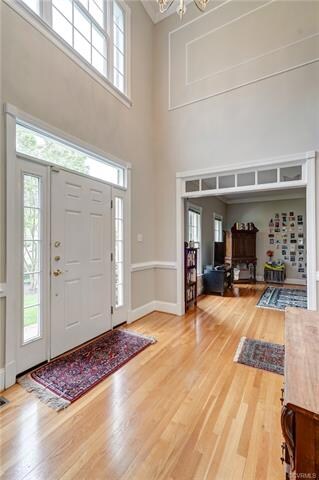 2 story entrance into foyer