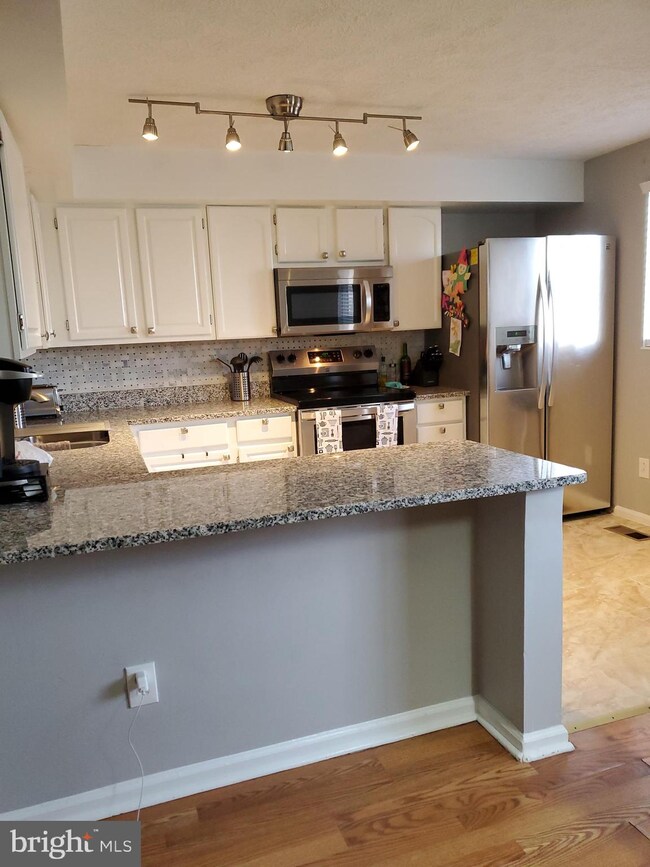 3652 Wharf Ln, Triangle, VA 22172 - photo 4