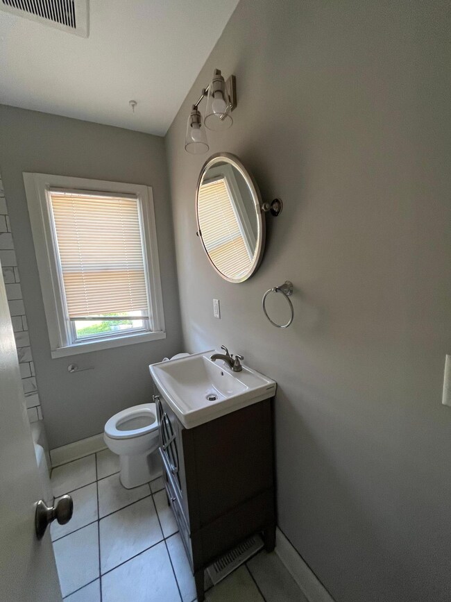 Dakota Bathroom #2.jpg