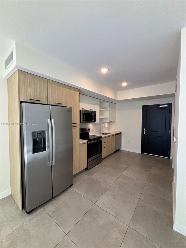 16395 Biscayne Blvd unit 711, North Miami Beach, FL 33160 - photo 2