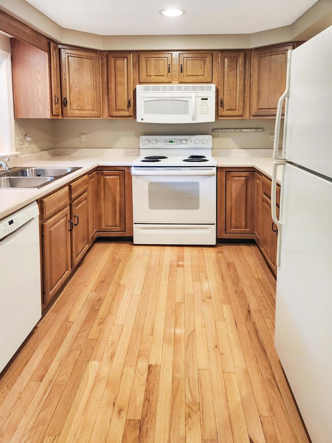 21 Cambridge Ct, Kennebunk, ME 04043 - photo 2