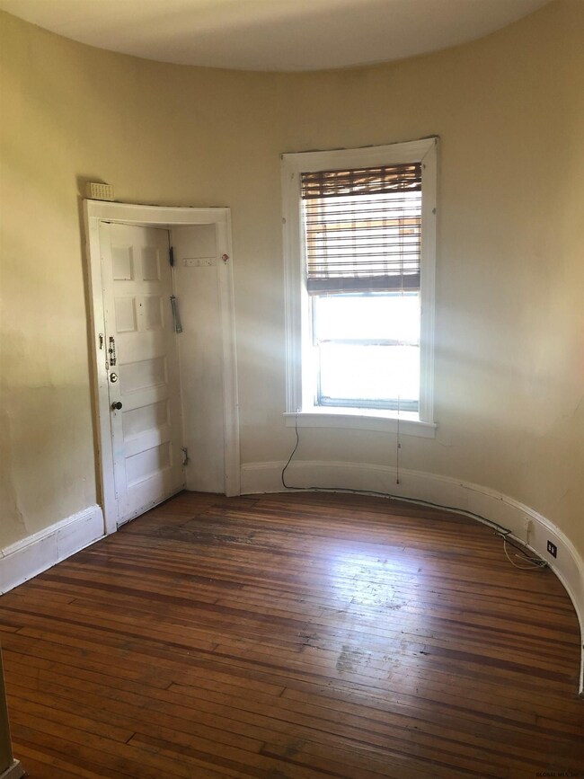 129 S Lake Ave, Albany, NY 12208 - photo 4
