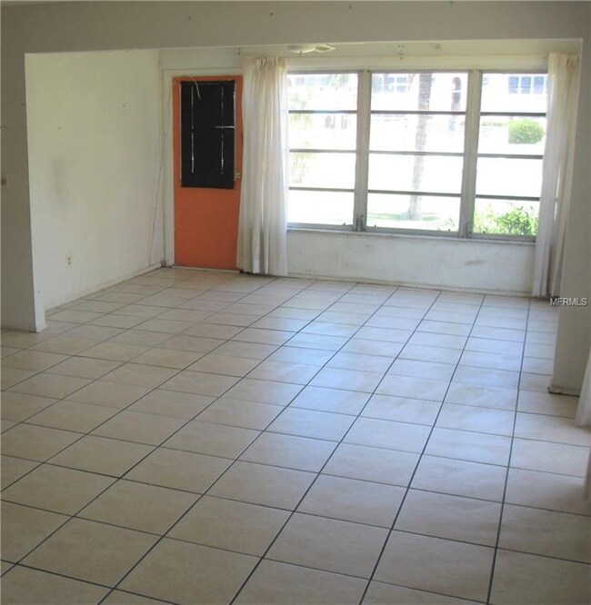FL Room toward Pool