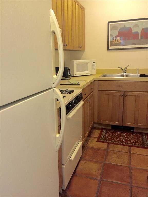 141 Coggeshall Ave unit A, Newport, RI 02840 - photo 3