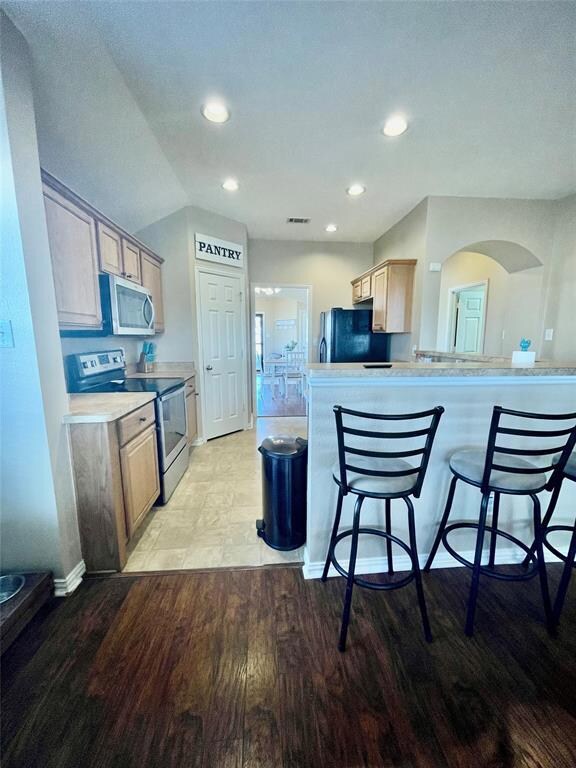 407 Glenwood St, Gainesville, TX 76240 - photo 4