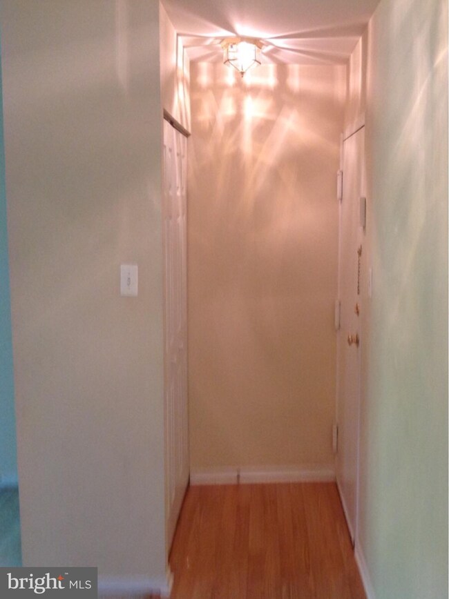 1652 Parkcrest Cir unit 200, Reston, VA 20190 - photo 2