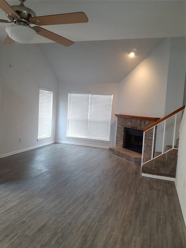 3150 Walnut Bend Ln unit 624, Houston, TX 77042 - photo 2