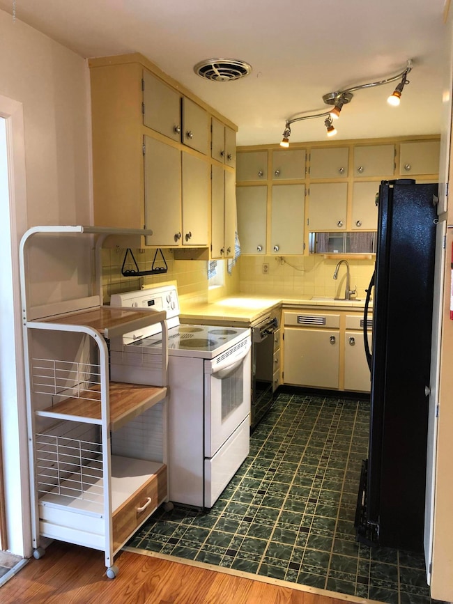 2149 Tegner Dr, Jacksonville, FL 32210 - photo 7