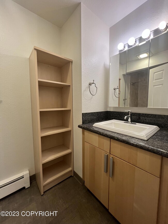 Full bath w/granite counter