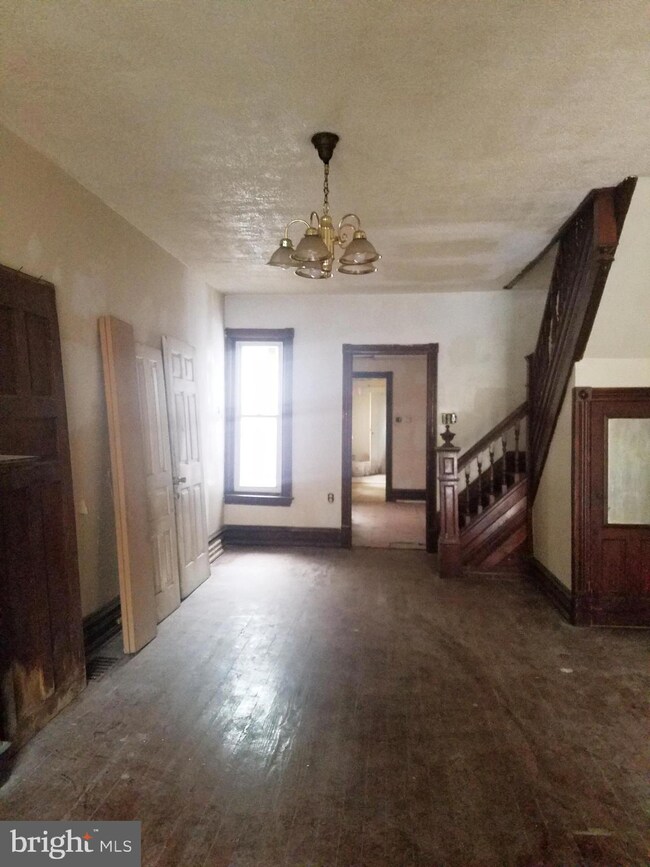 929 Pear St, Reading, PA 19601 - photo 5