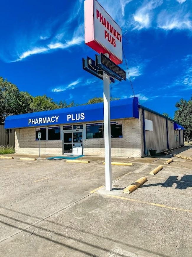 209 N Ellis St, Groesbeck, TX 76642 - photo 2