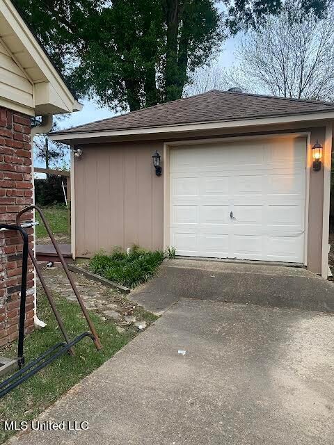 Detached Garage