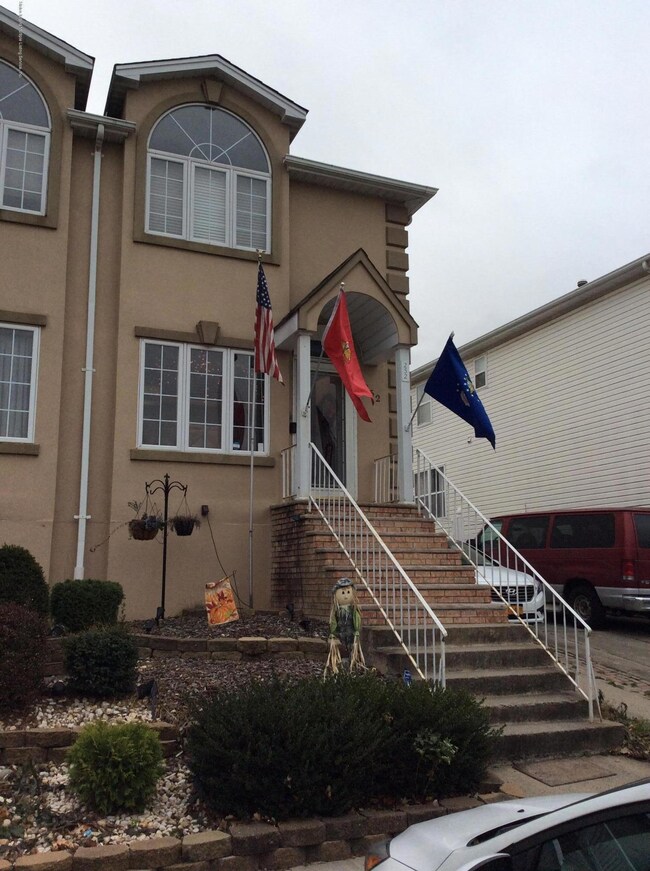 252 Candon Ave, Staten Island, NY 10309 - photo 2