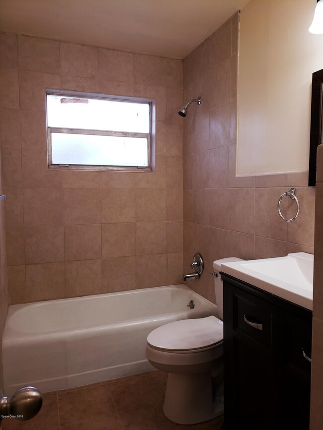 822 Morning Side - Hall Bath