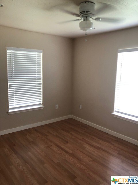 958 E Pine St, Seguin, TX 78155 - photo 6