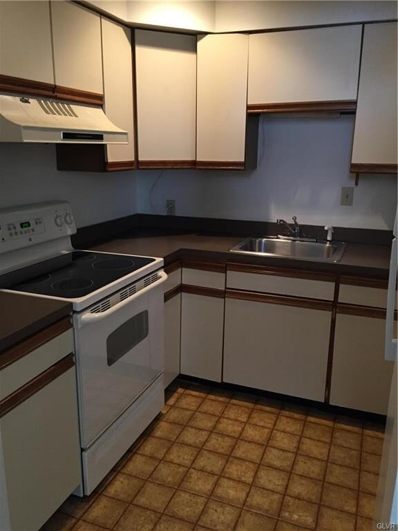 150 W Center St unit 1B, Nazareth, PA 18064 - photo 2