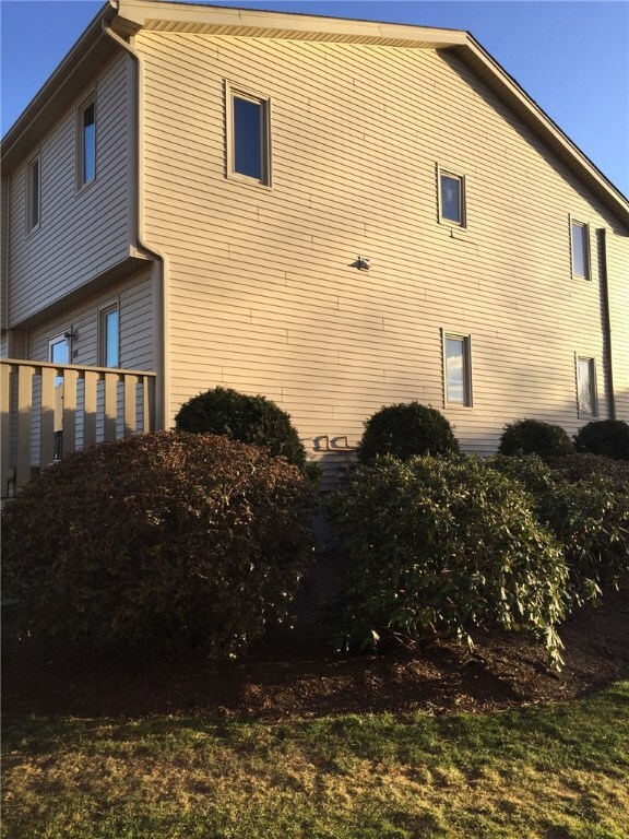 This picture shows the expanse of this townhouse (