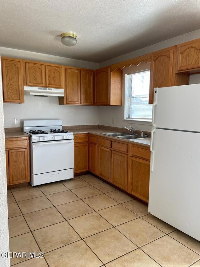 3801 Gateway South Blvd Unit B Blvd unit B, El Paso, TX 79930 - photo 2
