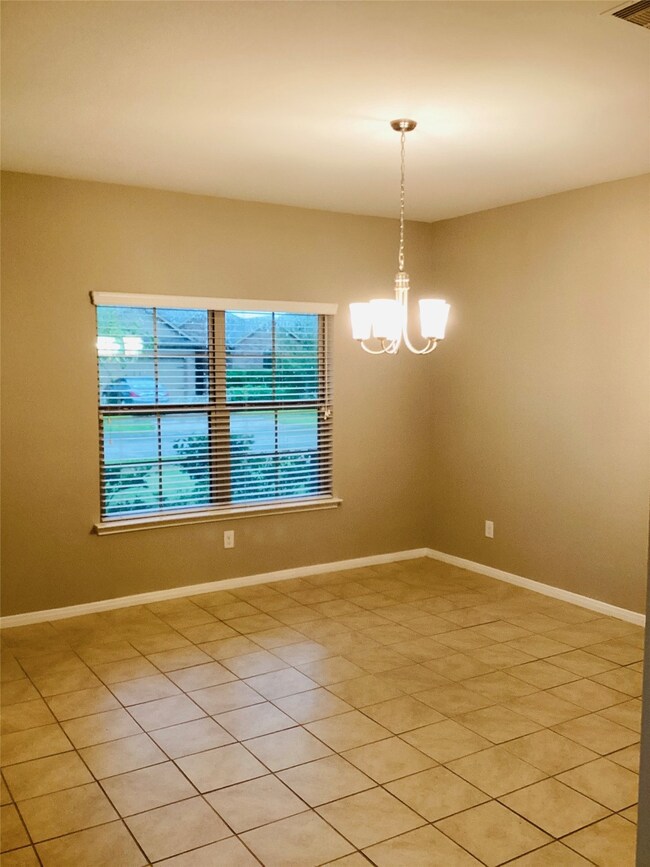 5192 Kendall Cove Ct, Alvin, TX 77511 - photo 6