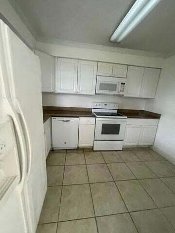 3104 Poolside Dr, Greenacres, FL 33463 - photo 2