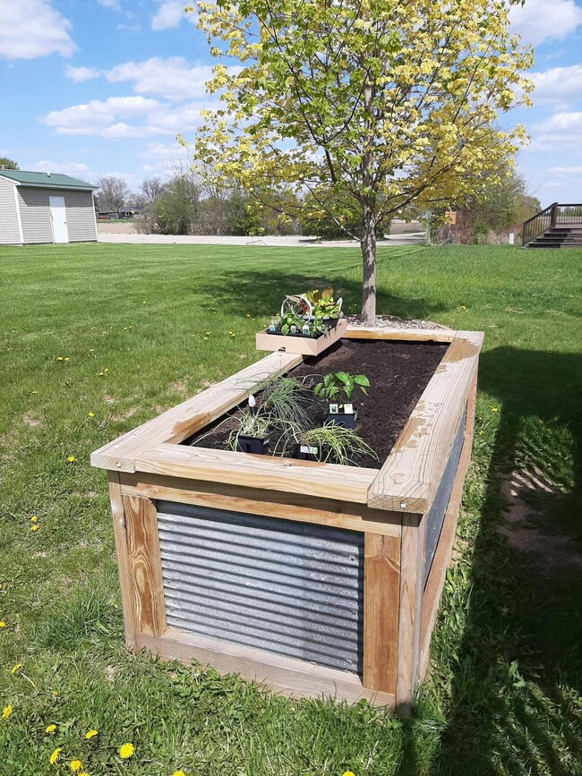 Raised garden bed
