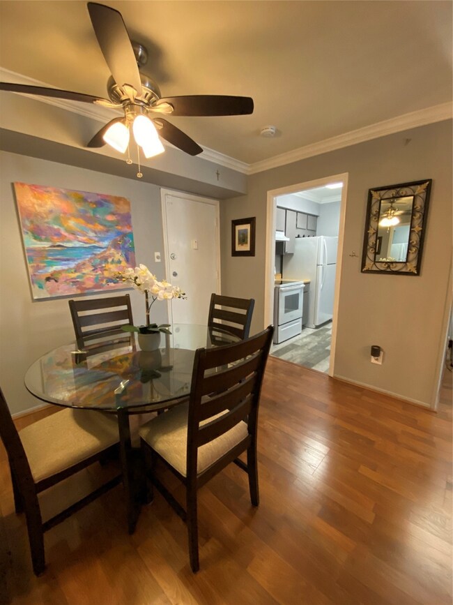 Dinning room with dinning set included