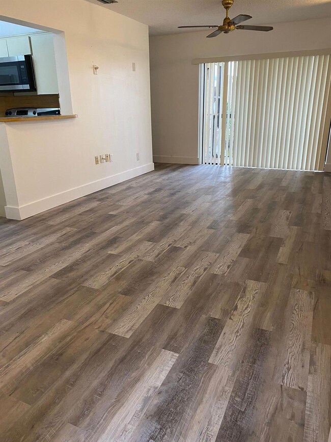 660 W Park Dr unit 206, Miami, FL 33172 - photo 3