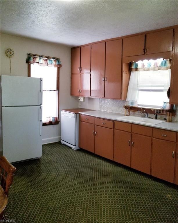 Spacious eat-in kitchen