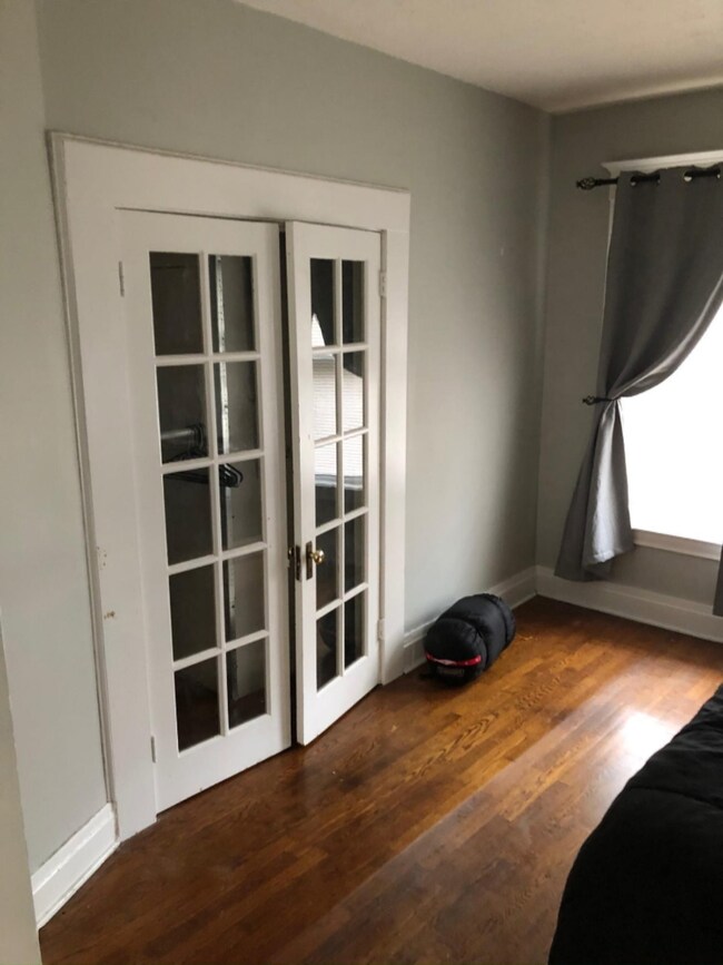 1st floor frt bdrm closet drs
