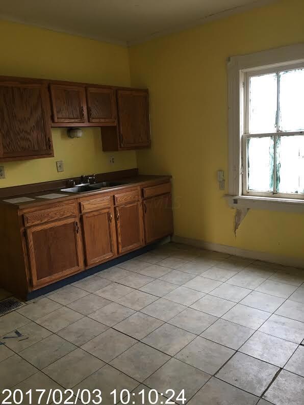 1572 Walsh kitchen2