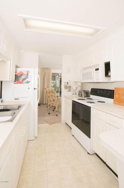 1033_Rolal_Palm_-_Kitchen_2