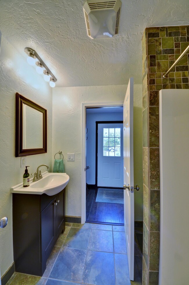 347 Manzanita St, Central Point, OR 97502 - photo 7