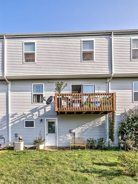 Immaculate & updated 3 Bedroom 2.5 Bath Townhome l